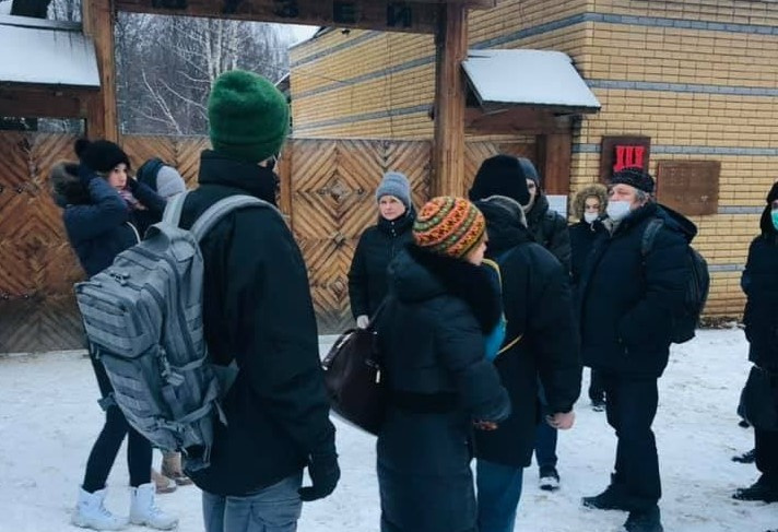 Градозащитники собрались у входа в музей-заповедник, чтобы не дать вывезти дом Павловой на склад