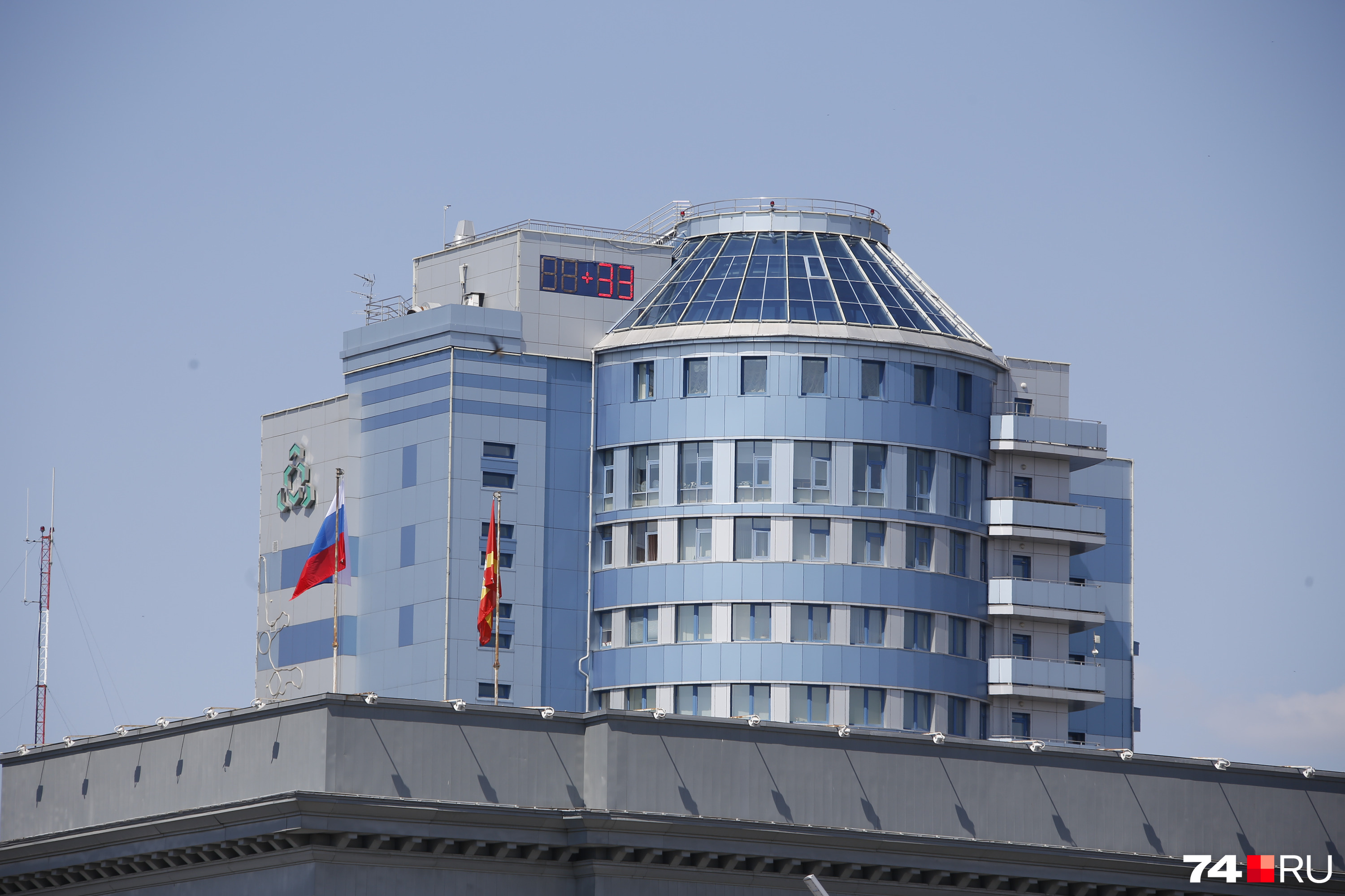 Табло на офисном центре «ВИПР» показывает 33 градуса тепла Табло на офисном центре «ВИПР» показывает 33 градуса тепла