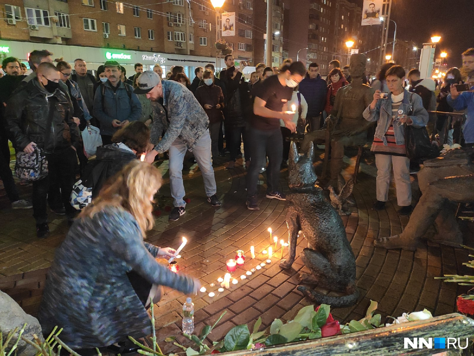 Нижегородцы приносят свечи и цветы, общаются и пытаются понять, что стало причиной этого непоправимого решения 