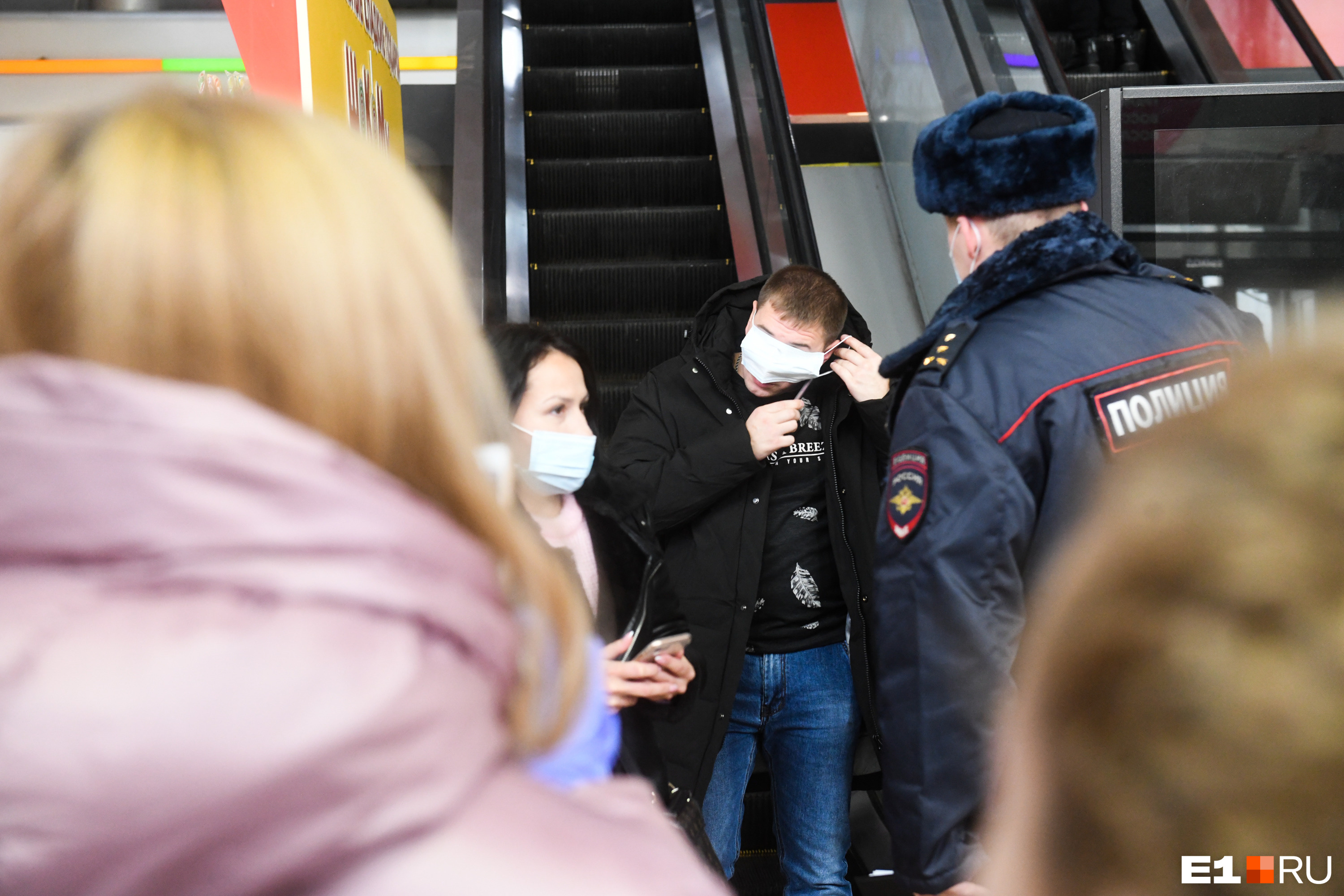 Мужчина спускался по эскалатору в торговом центре и, заметив полицейского, начал впопыхах натягивать маску