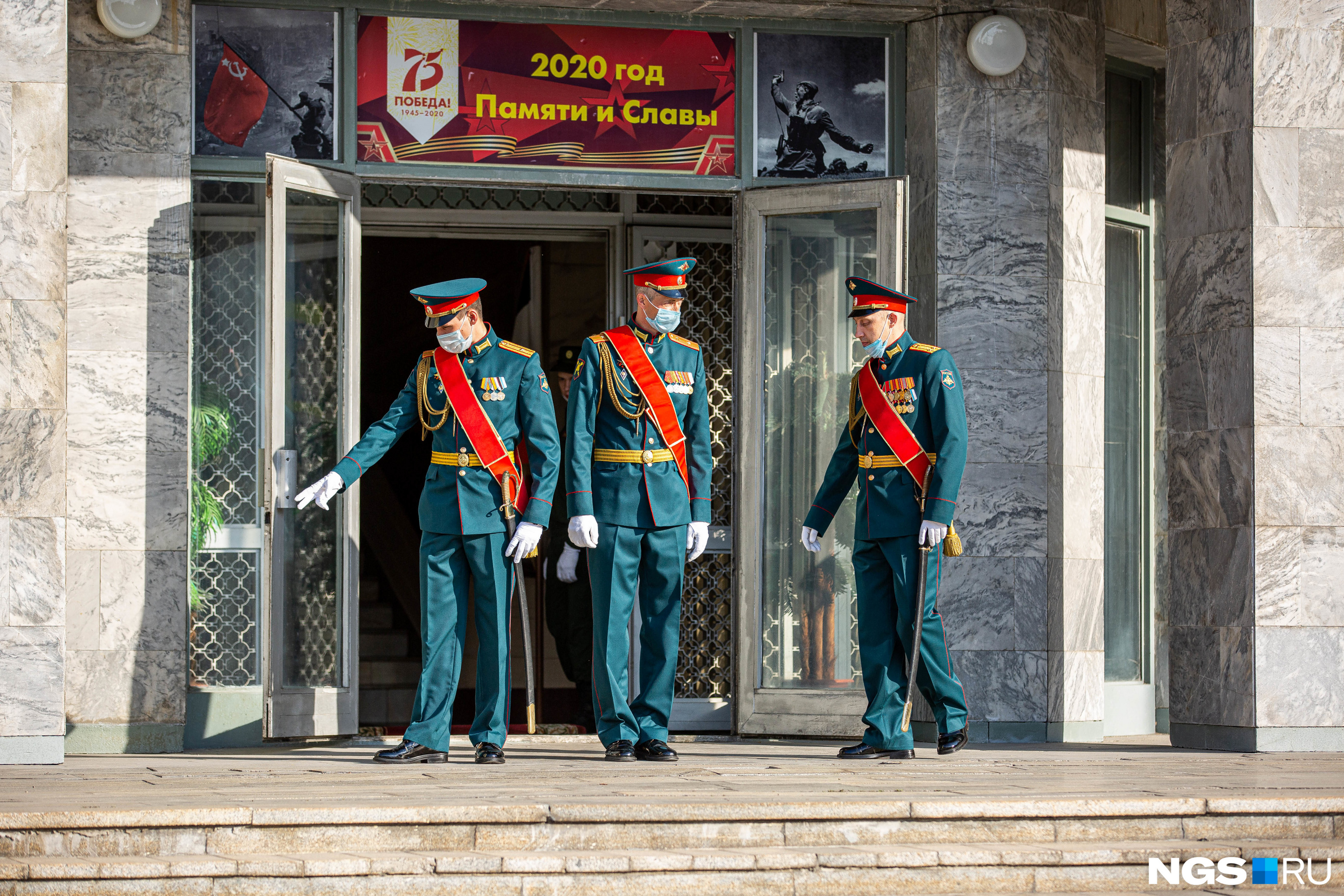 У входа в здание штаба СибВО ранним утром уже стояли военные в парадной форме