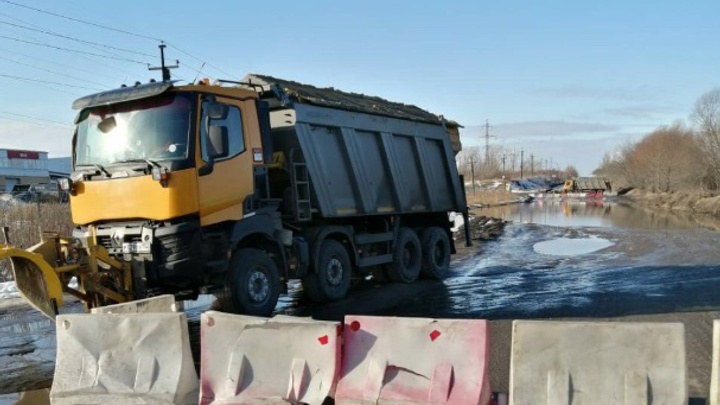 Объездную дорогу в Дзержинске закрыли из-за вышедшего из берегов озера