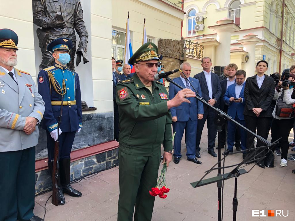 — Символично, что открываем памятник именно здесь. Открытием этой скульптурной группы мы чтим память тех, кто отдал жизнь за нынешнюю Россию, — сказал на открытии памятника главный инспектор ЦВО Николай Ткачёв — Символично, что открываем памятник именно здесь. Открытием этой скульптурной группы мы чтим память тех, кто отдал жизнь за нынешнюю Россию, — сказал на открытии памятника главный инспектор ЦВО Николай Ткачёв