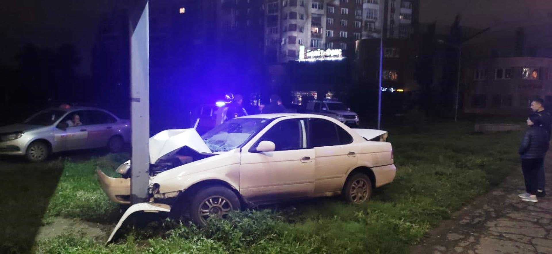 Судя по фотографии, в машине сработали подушки безопасности, но водителя это не спасло Судя по фотографии, в машине сработали подушки безопасности, но водителя это не спасло