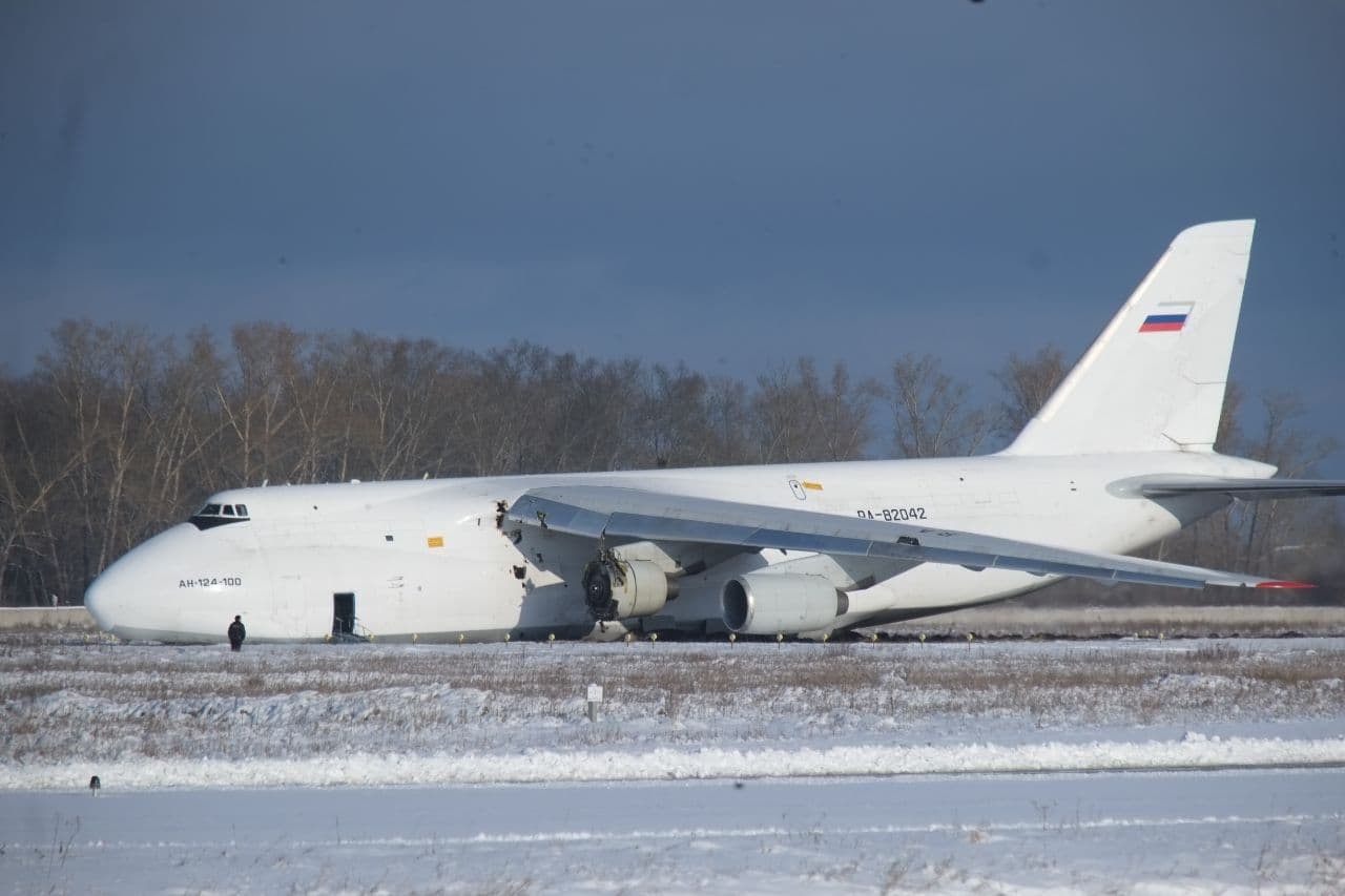 Самолеты новосибирск летят. АН-124 Руслан Новосибирск. АН 124 Руслан Толмачево. Ан124 аварийно сел в Новосибирске. Аварийная посадка АН 124 В Новосибирске.