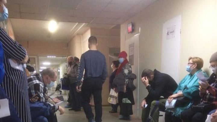В поликлинике на Сортировке пациенты сидят в очереди по шесть часов, чтобы закрыть больничные