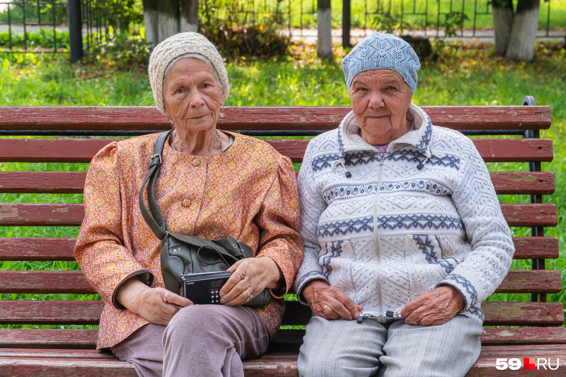 Этих милых бабушек мы тоже встретили в сквере. Из их радиоприемника раздавалась «Вишневая девятка»