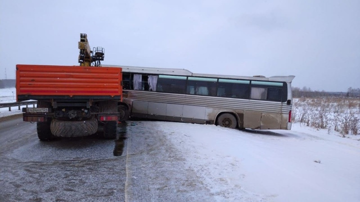 Автобус столкнулся с КАМАЗом под Уяром: есть пострадавшие