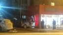 В Октябрьском районе автомобиль врезался в торговый павильон и пробил стену