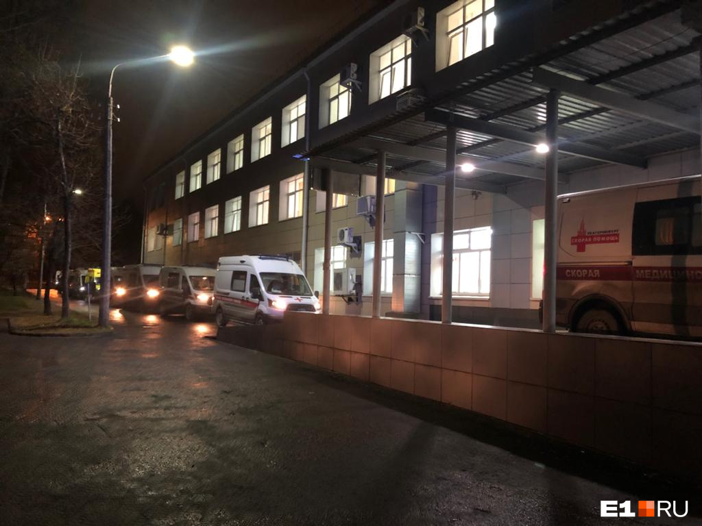 Пациенты самостоятельно проходят из карет скорой в здание больницы Пациенты самостоятельно проходят из карет скорой в здание больницы