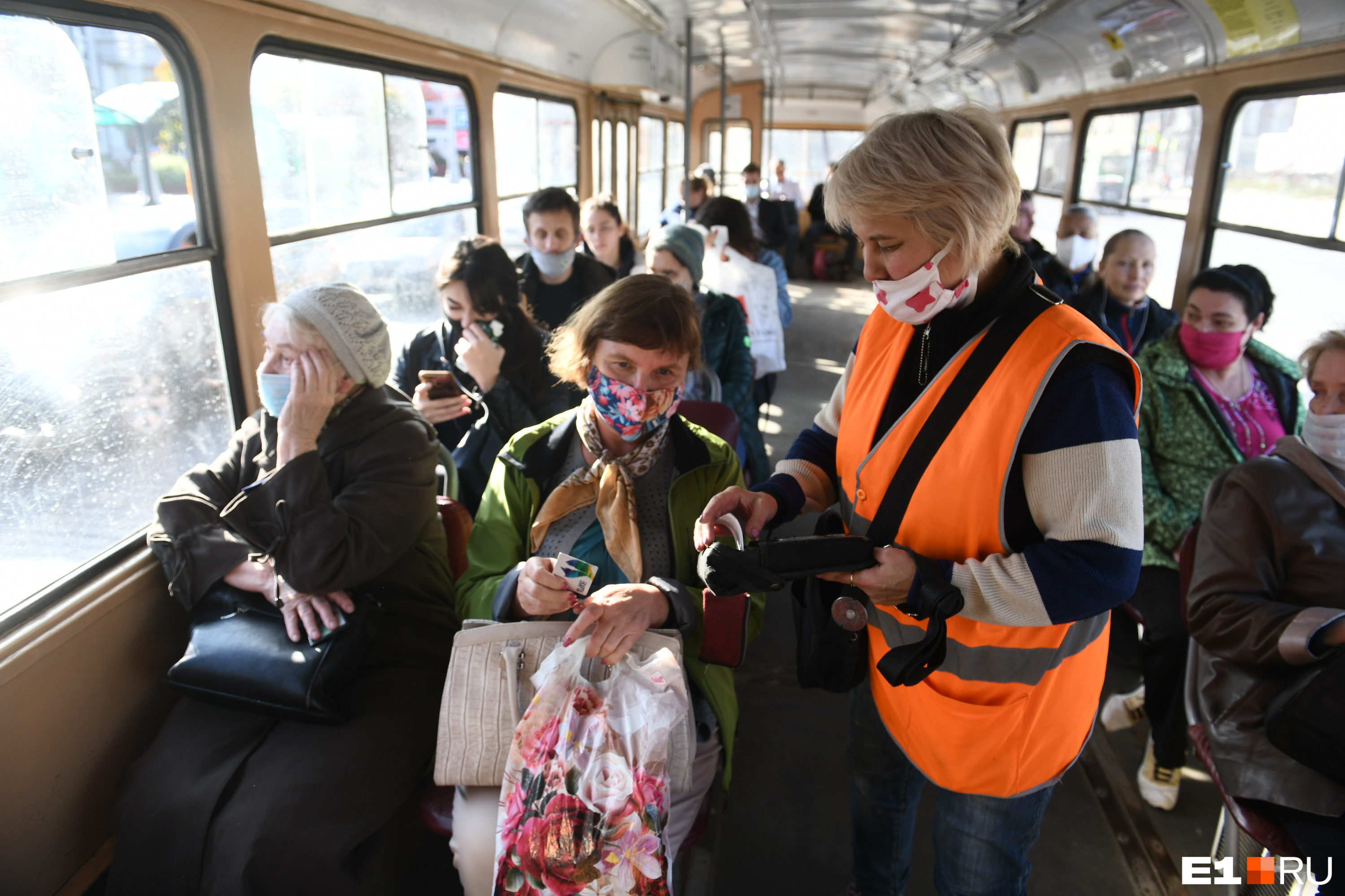 Кондукторов в транспорте Екатеринбурга хроническая нехватка, а в 2020 году кадровую проблему усугубила пандемия