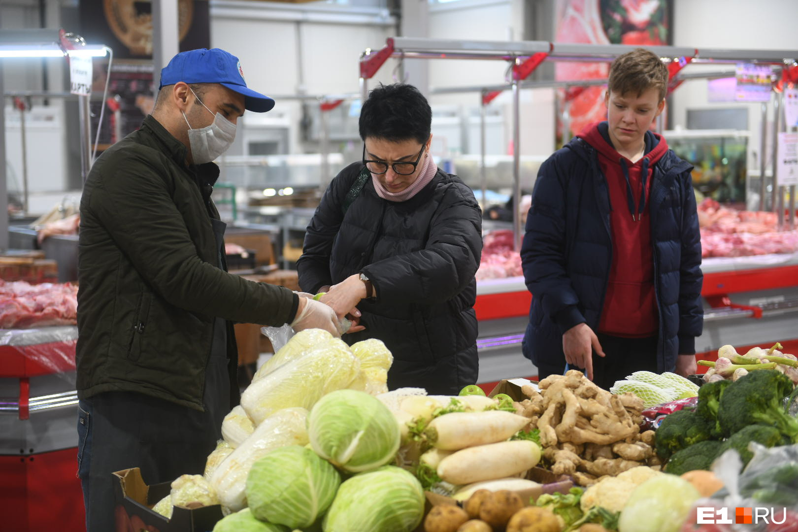 Продавцы, в отличие от посетителей, в масках.