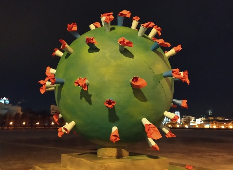 Так выглядит коронавирус, по мнению уличных художников Екатеринбурга
