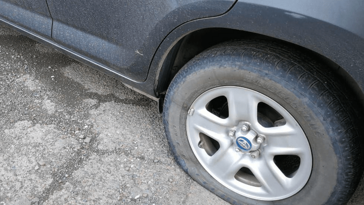 На Взлётке хулиганы изрезали шины на 14 автомобилях