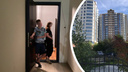 Жители элитной многоэтажки полтора года враждуют из-за шумной квартиры — недавно полиция увела из неё подростков