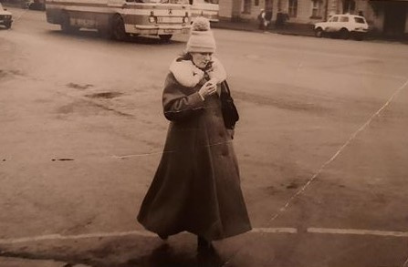 Самое «молодое» фото из нашей подборки. Это снимок мамы нашей читательницы. Его сделал в начале 1990-х годов в Санкт-Петербурге неизвестный фотограф Самое «молодое» фото из нашей подборки. Это снимок мамы нашей читательницы. Его сделал в начале 1990-х годов в Санкт-Петербурге неизвестный фотограф