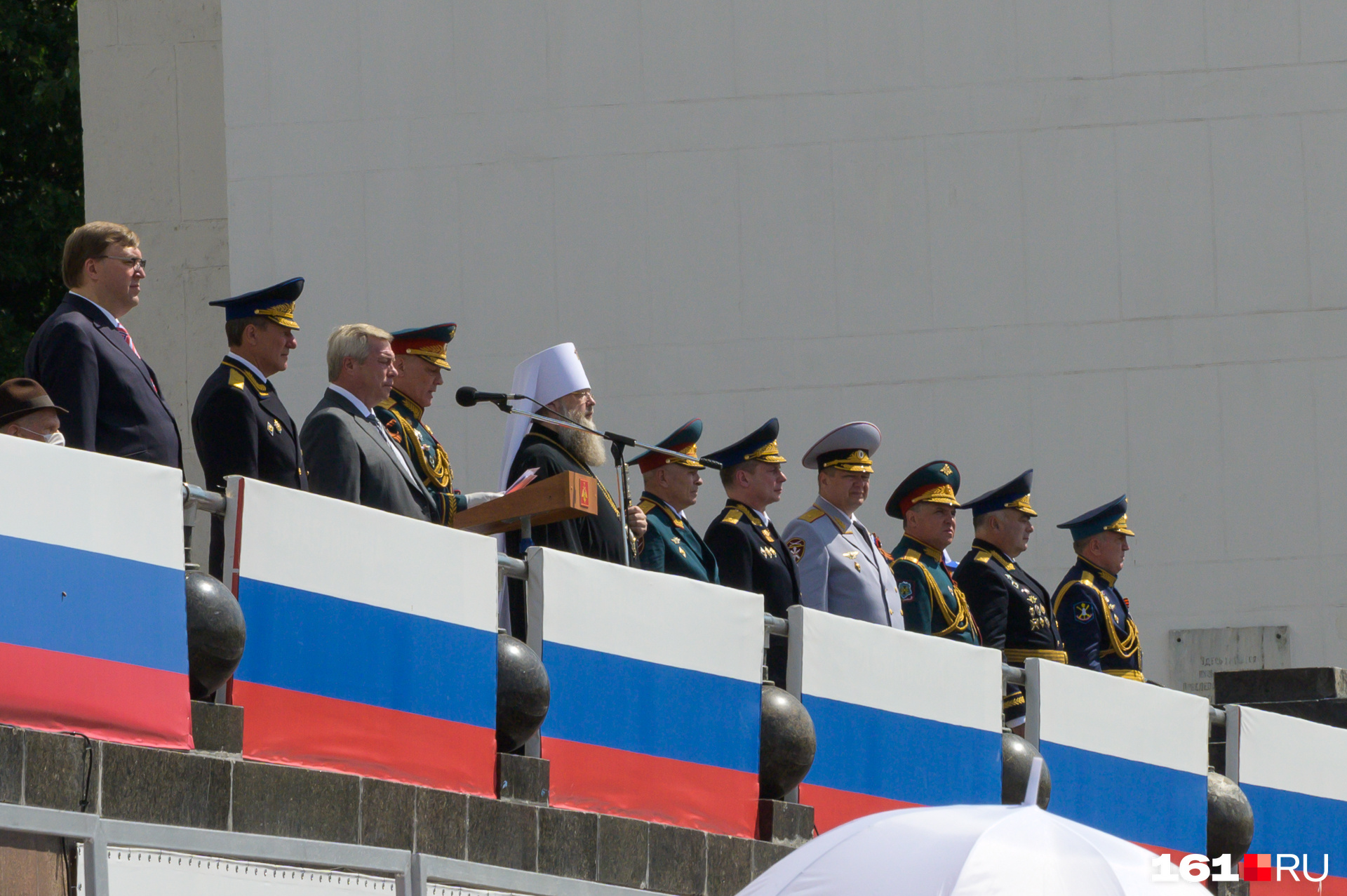 Официальные лица на параде: Голубев, Ищенко, Дворников и даже митрополит Меркурий