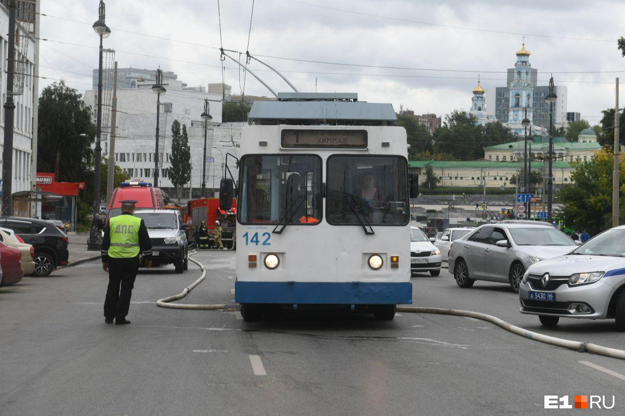 Общественный транспорт ездит, несмотря на частичное перекрытие улицы Свердлова