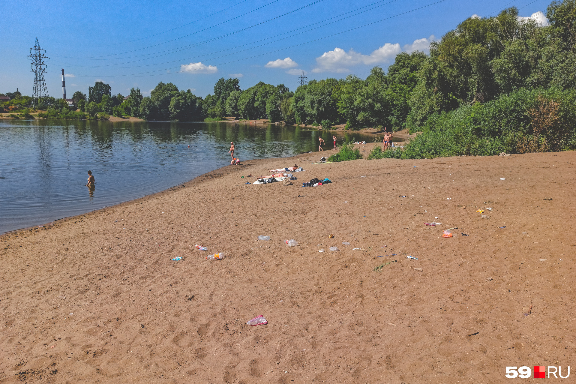 В песке много мусора В песке много мусора