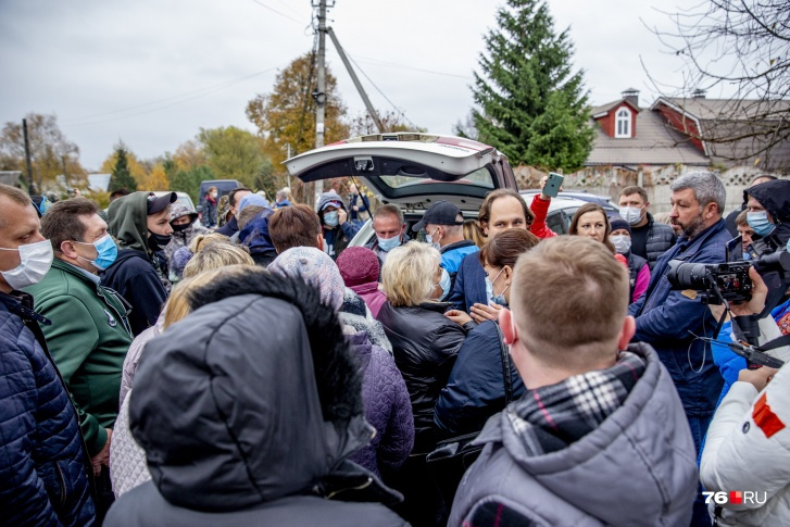 Начинались первые публичные слушания прямо у озера Начинались первые публичные слушания прямо у озера