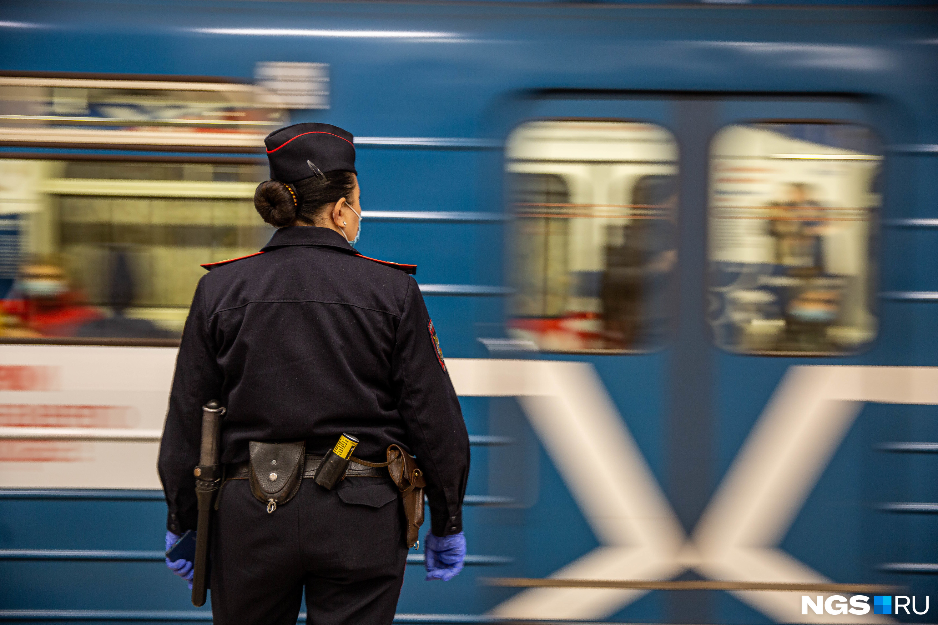 День пассажира метро. Полиция метрополитен Новосибирск рейд. Рыцарь в Новосибирском метро. Анонимус в метро. Новосибирское метро фрики.