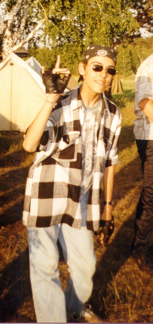 Клетчатая рубашка, бандана и кожаные перчатки без пальцев в 1993-м. Как бы сейчас сказали современники: просто топчик