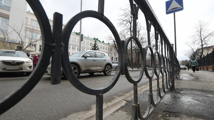 Мэрия Екатеринбурга уберет бесполезные заборы с дорог, но когда-нибудь потом