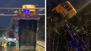 Появилось видео спасения водителя грузовика, который встал на дыбы на Волжском шоссе
