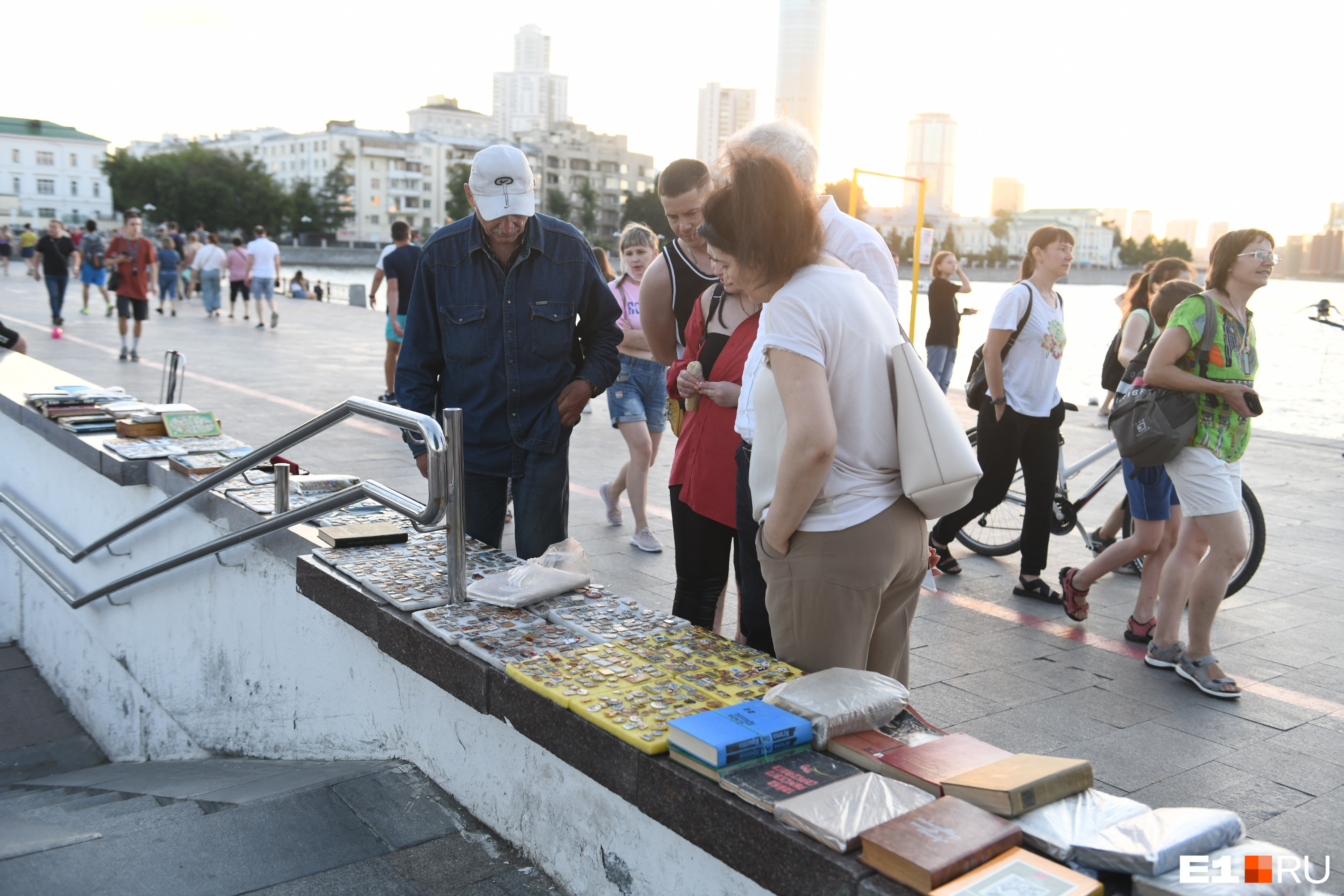 Уличная ярмарка прямо у подземного перехода