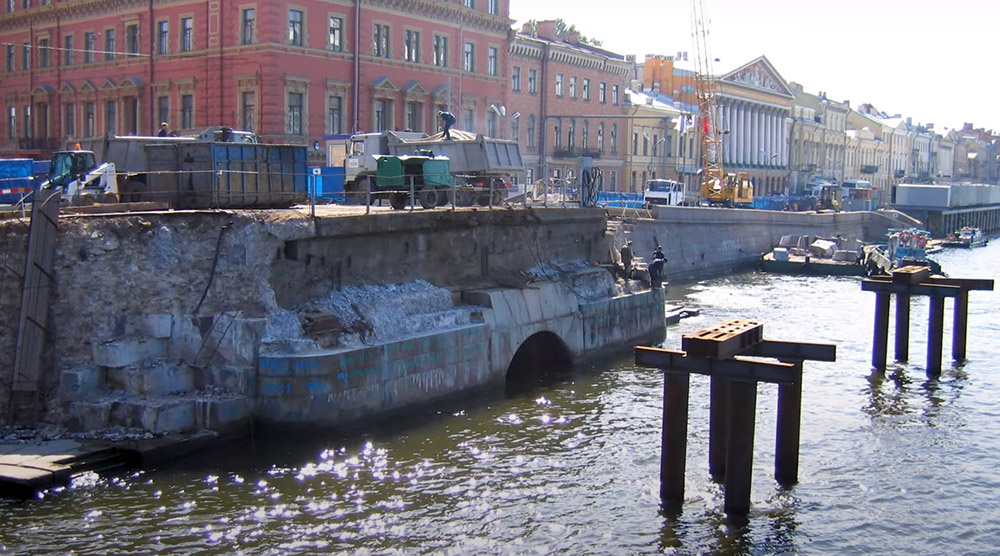 Обнажившийся выход Крюкова канала в Неву во время ремонта моста