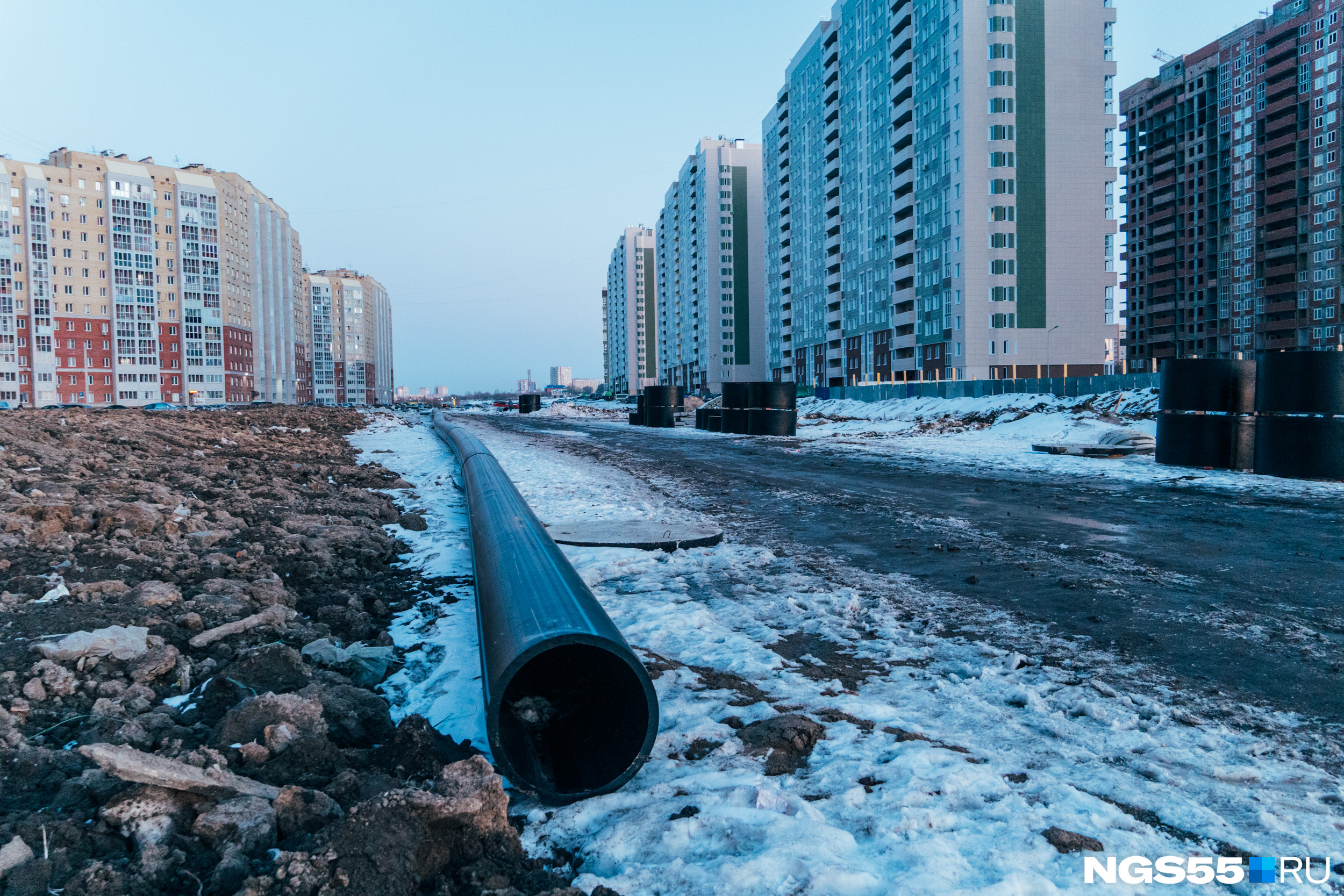 Левый берег омск. Омск левый берег. Грязный Омск берег. Омск левый берег фото. Омск зеленый снег левый берег.