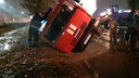 Пожарная машина спешила на вызов и провалилась в канаву в Калининском районе