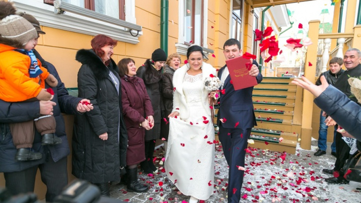 С поцелуями, но без гостей: как в Красноярске играют свадьбы во время карантина