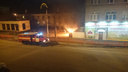 «Что-то взорвали»: во дворе дома в Ярославле вспыхнул пожар