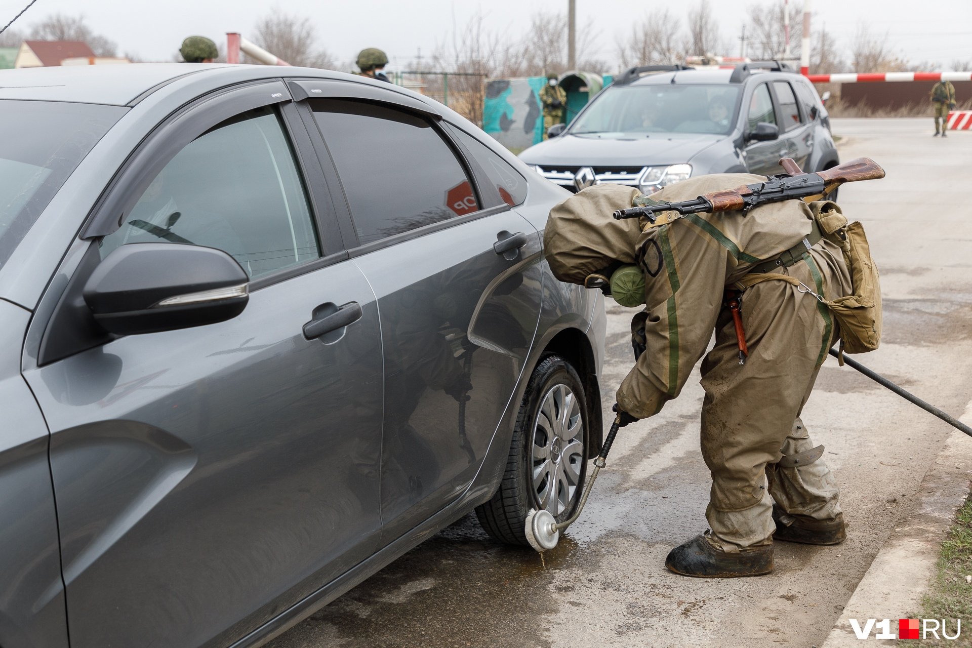 Военные проводили обработку автомобилей Военные проводили обработку автомобилей