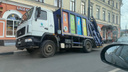 В центре Ярославля мусоровоз угодил в вечную яму. Фото