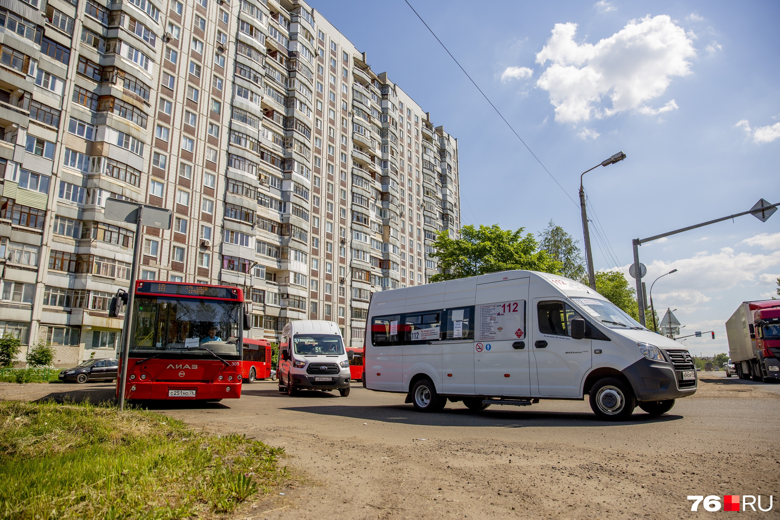 Выхлопные газы под окнами жилого дома