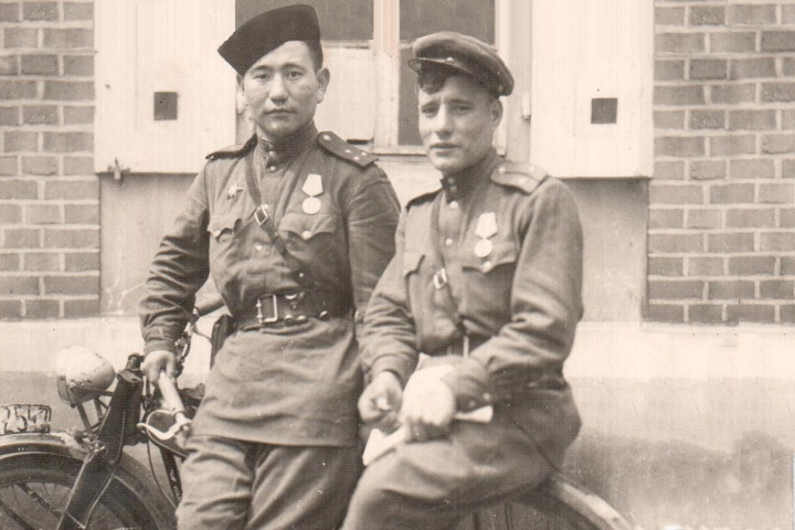 Слева на фото — Александр Дырхеев. Снимок сделан в Праге в мае 1945 года Слева на фото — Александр Дырхеев. Снимок сделан в Праге в мае 1945 года