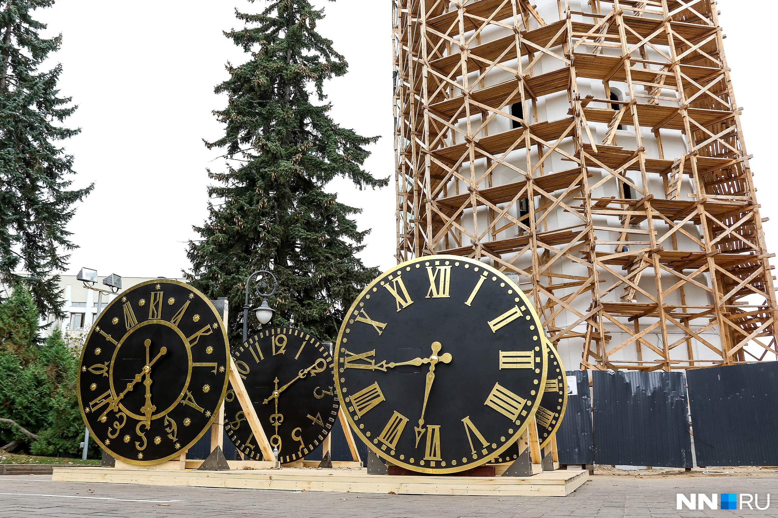 Внешне часы выглядят так же, как установленные на колокольнях в Свято-Троицком Серафимо-Дивеевском и нижегородском Вознесенском Печерском монастырях: золоченые цифры на черном фоне