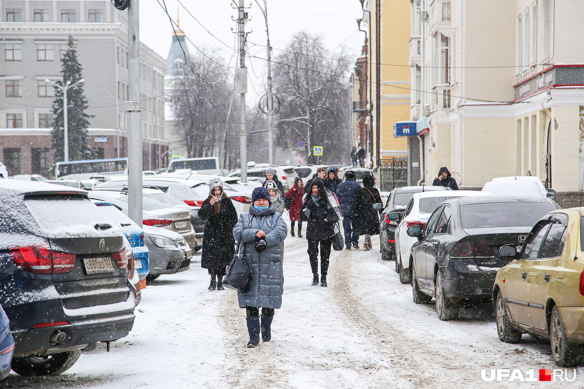 По данным Сурена Адамяна, пешеходам в Уфе отведено лишь 10% городской территории По данным Сурена Адамяна, пешеходам в Уфе отведено лишь 10% городской территории