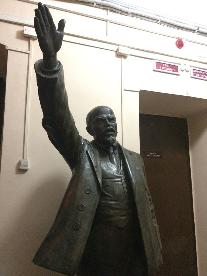 Ленина можно встретить не только на улицах, но и в коридорах Ленина можно встретить не только на улицах, но и в коридорах