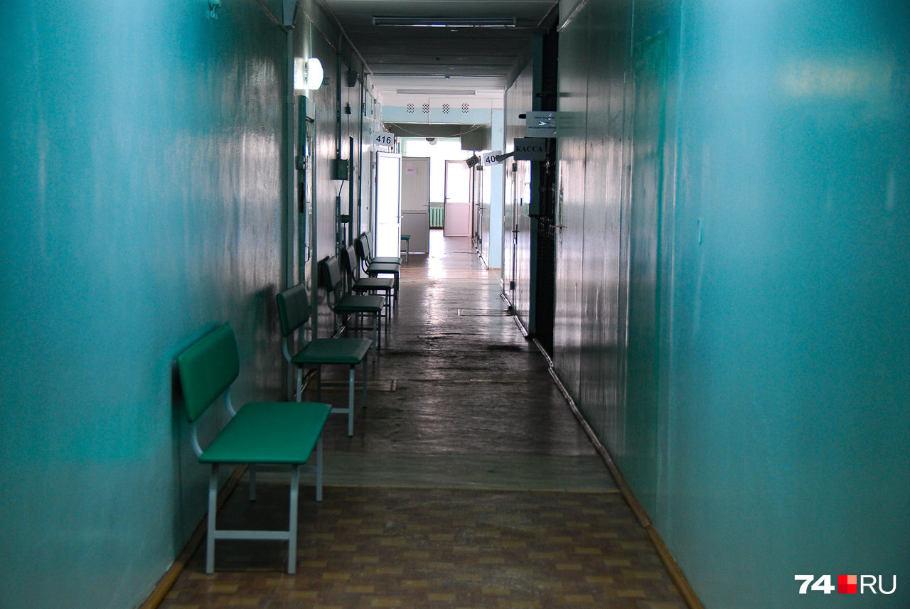 Коридоры больниц пустые: приём идёт только экстренных больных (в основном в хирургию)