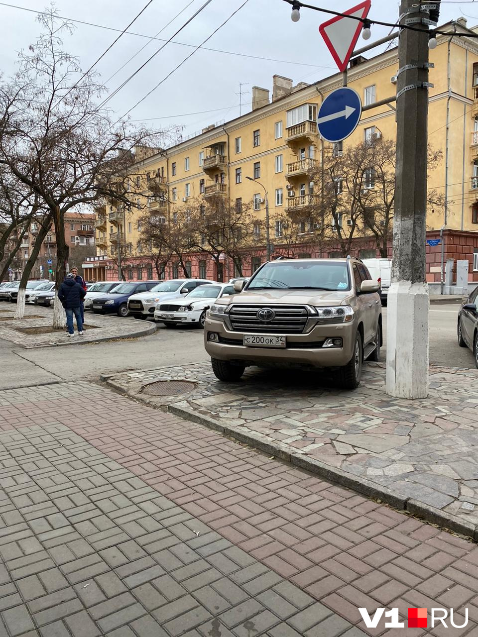 Наглость водителя или реклама внедорожника?