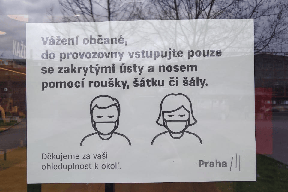 В магазин можно войти только в маске В магазин можно войти только в маске