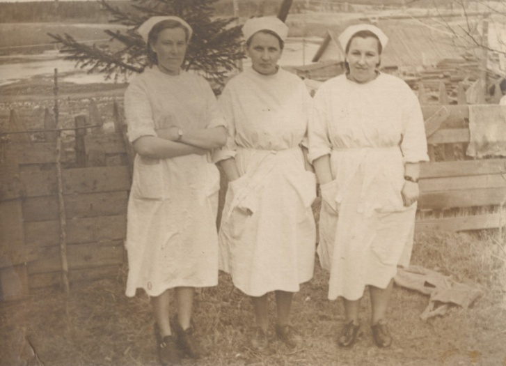 Анастасия Луппова (крайняя слева) с коллегами по Уемской больнице. 1951 год Анастасия Луппова (крайняя слева) с коллегами по Уемской больнице. 1951 год
