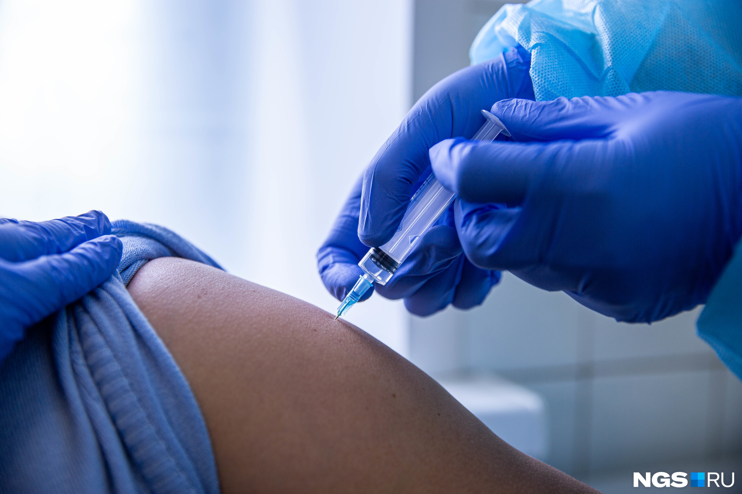 Эксперты считают, что в России могут появиться мРНК-вакцины или китайская с инактивированным вирусом (в России по такому принципу создана вакцина «КовиВак»)