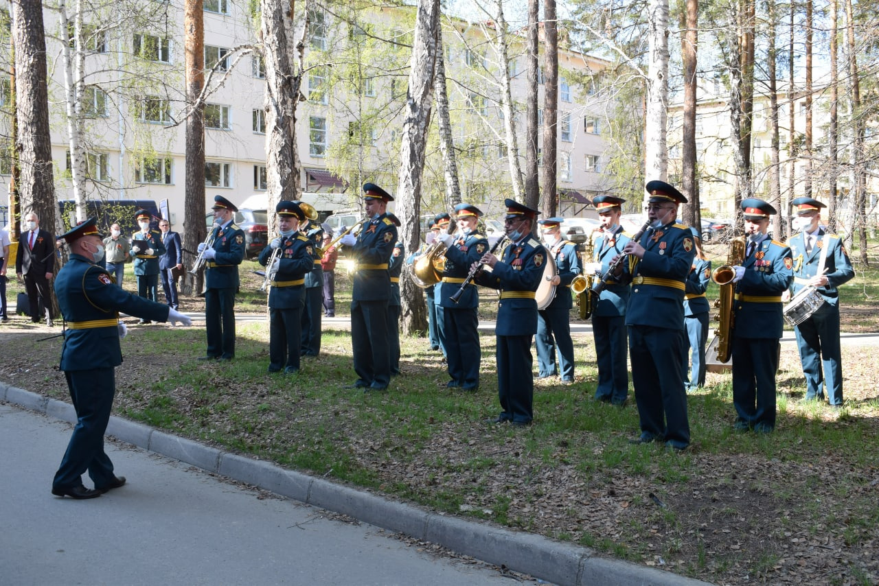 Под окнами ветеранов в Снежинске выступает оркестр
