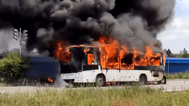 В Новокузнецке на дороге загорелся рейсовый автобус. И полностью сгорел