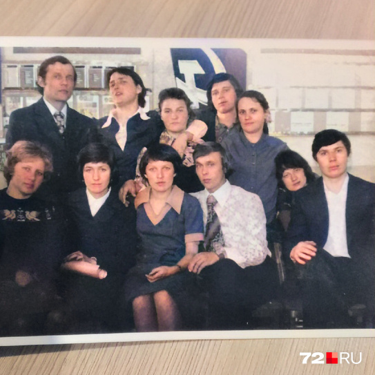 Любопытства ради мы с помощью нейросети «раскрасили» кадр, и вот что получилось. Внимание! Нейросеть нередко промахивается с оттенками при переводе из ч/б в цвет. Поэтому в нашем случае платье невесты получилось синим (но с алым воротником) Любопытства ради мы с помощью нейросети «раскрасили» кадр, и вот что получилось. Внимание! Нейросеть нередко промахивается с оттенками при переводе из ч/б в цвет. Поэтому в нашем случае платье невесты получилось синим (но с алым воротником)