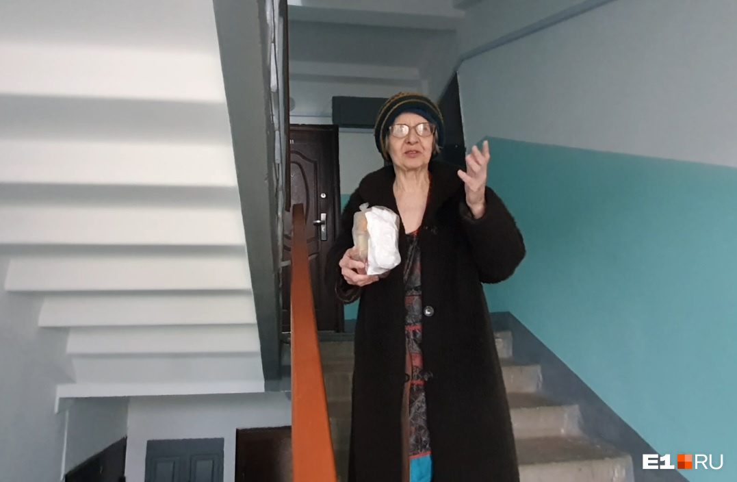 Нина Серафимовна встретила волонтера в подъезде Нина Серафимовна встретила волонтера в подъезде